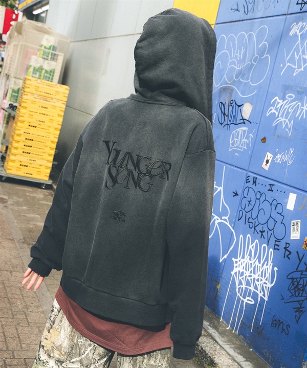 UMBRO アンブロ × Younger Song ヤンガーソング コラボ ジップアップ パーカー 裏毛 MD27-LHD03 ムラサキスポーツ限定(BLACK-M)