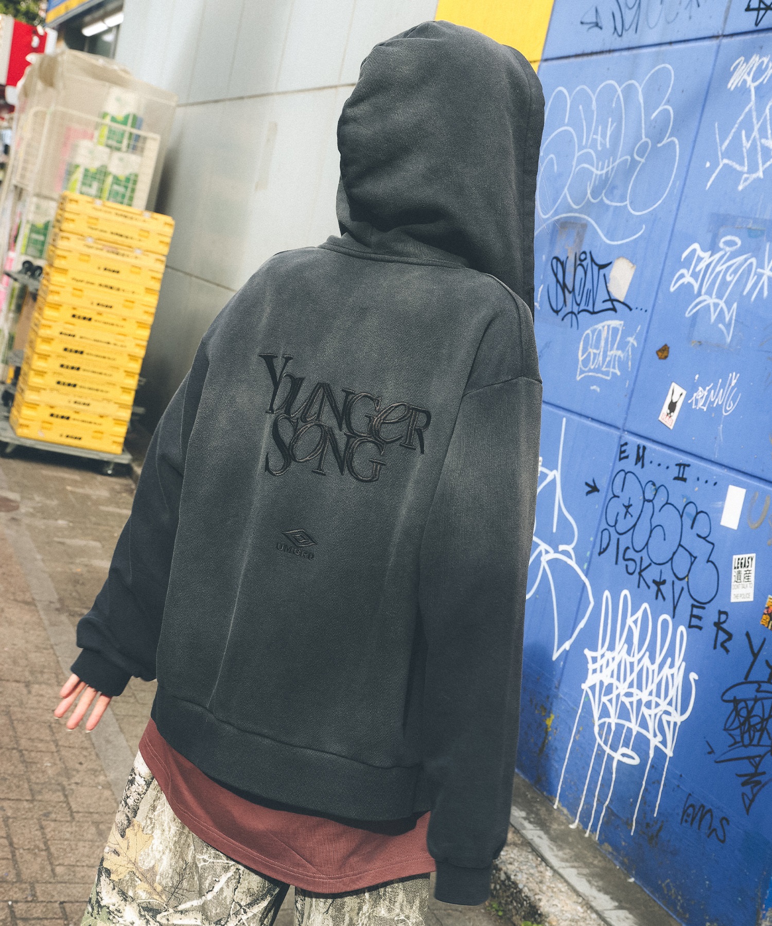 UMBRO アンブロ × Younger Song ヤンガーソング コラボ ジップアップ パーカー 裏毛 MD27-LHD03 ムラサキスポーツ限定(BLACK-M)
